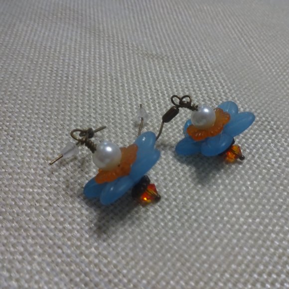 Whimsical "BLUE & ORANGE LUCITE FLOWER with PEARLS" Handmade Dangle Earrings 97B - Picture 2 of 3
